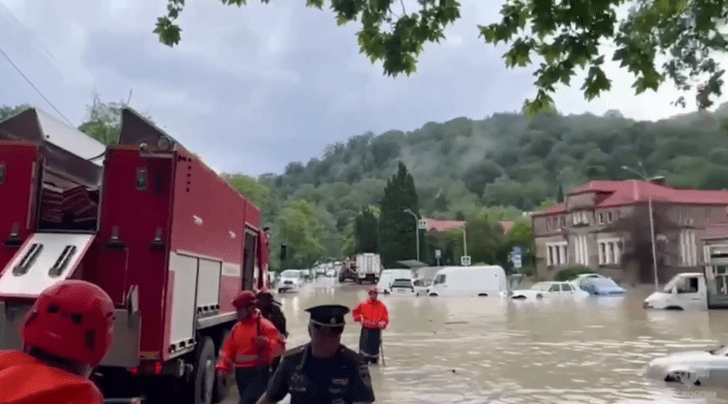 Потоп в Сочи после мощного ливня: закрыты пляжи, возможна эвакуация жителей