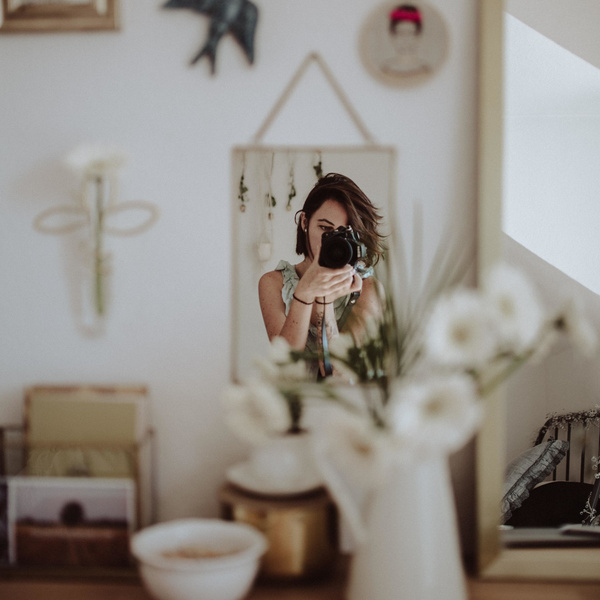 Не спать напротив зеркала и выбросить старый гаджет: топ плохих примет в доме