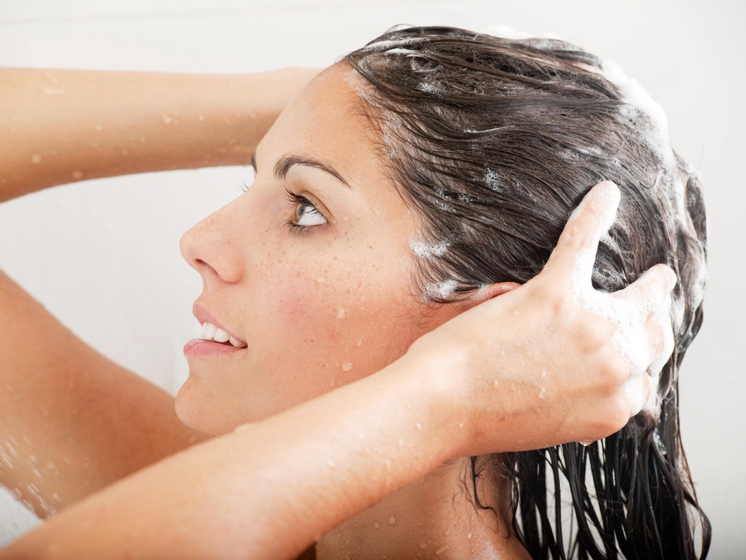 5 частых ошибок в использовании шампуня (и чем они чреваты) | marieclaire.ru