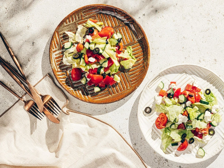 Ешьте сколько угодно: 3 вкусных салата почти без калорий, которые стоит приготовить на Новый год