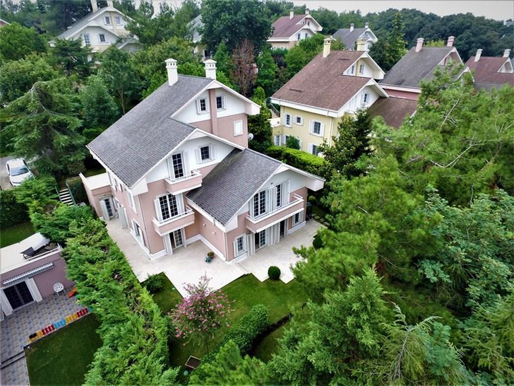 Слух дня: Керем Бюрсин купил дом за 210 млн рублей, чтобы жить там с новой возлюбленной Мехтап Алгюль