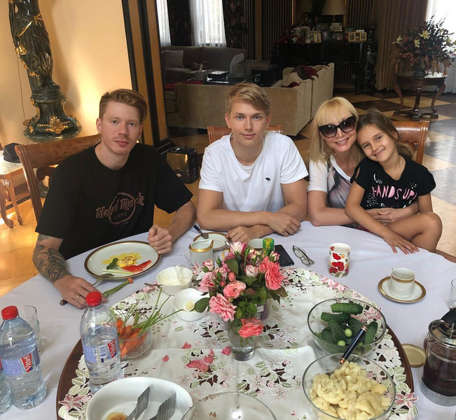 Чем завтракают дети Пугачевой, Бони и других звезд: фото
