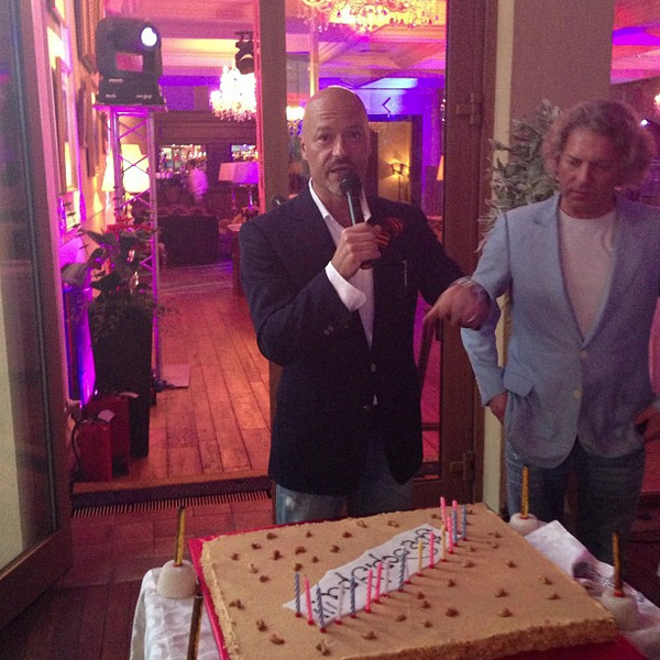 Бондарчук задул свечи на праздничном торте