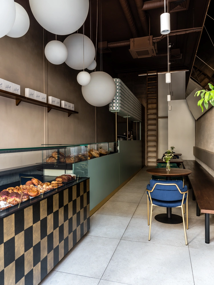 Витрина, столики, зеркало, шкафы и перегородка выполнены на заказ по эскизам дизайнера. Светильники, M3light. | mcmaison.ru