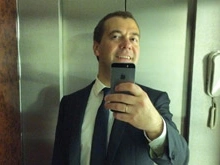 Дмитрий Медведев сделал селфи