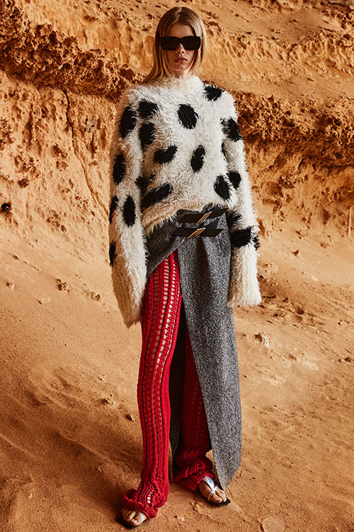 Цветные шубы, вязаные брюки и венец из перьев: коллекция Attico осень-зима 2021