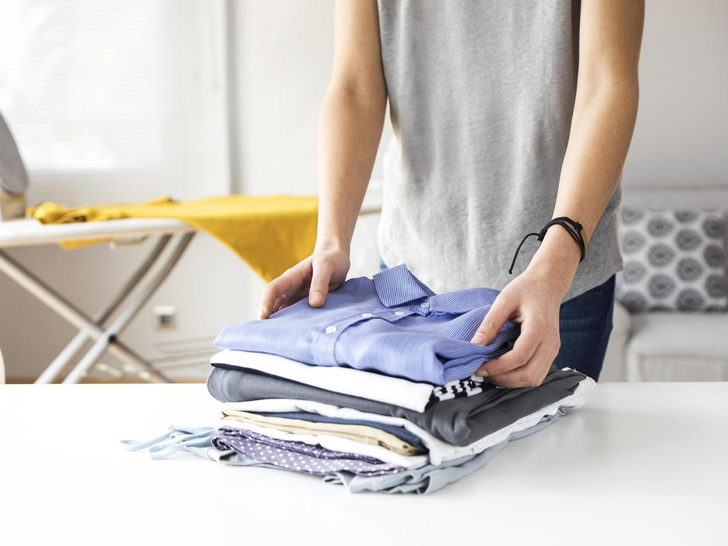 5 способов сложить рубашку так, чтобы она не помялась