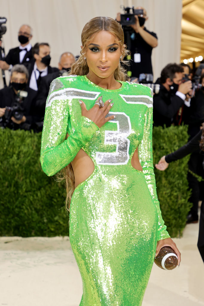Сиара в костюме игрока в американский футбол на Met Gala 2021