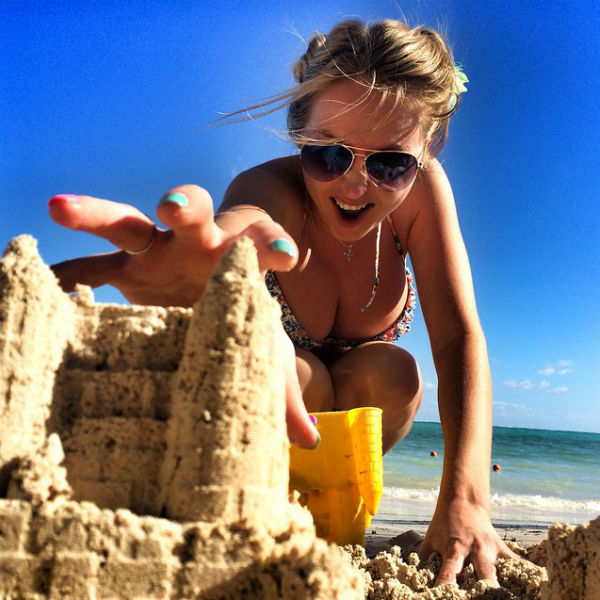 Дарья принимает участие и в развлечениях сына - строит с ним замки на песке