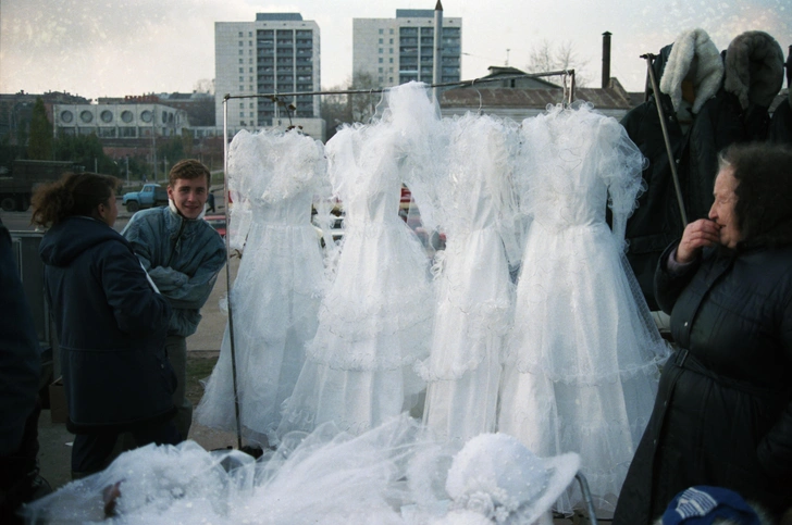 В каких нарядах выходили замуж в 1990-х — 25 кадров с фотопленки