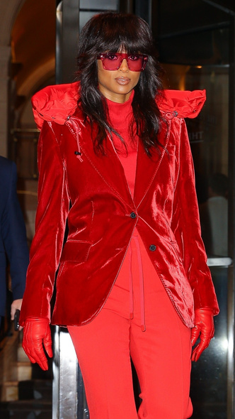 Сиара в драматичном красном луке на показе в Нью-Йорке