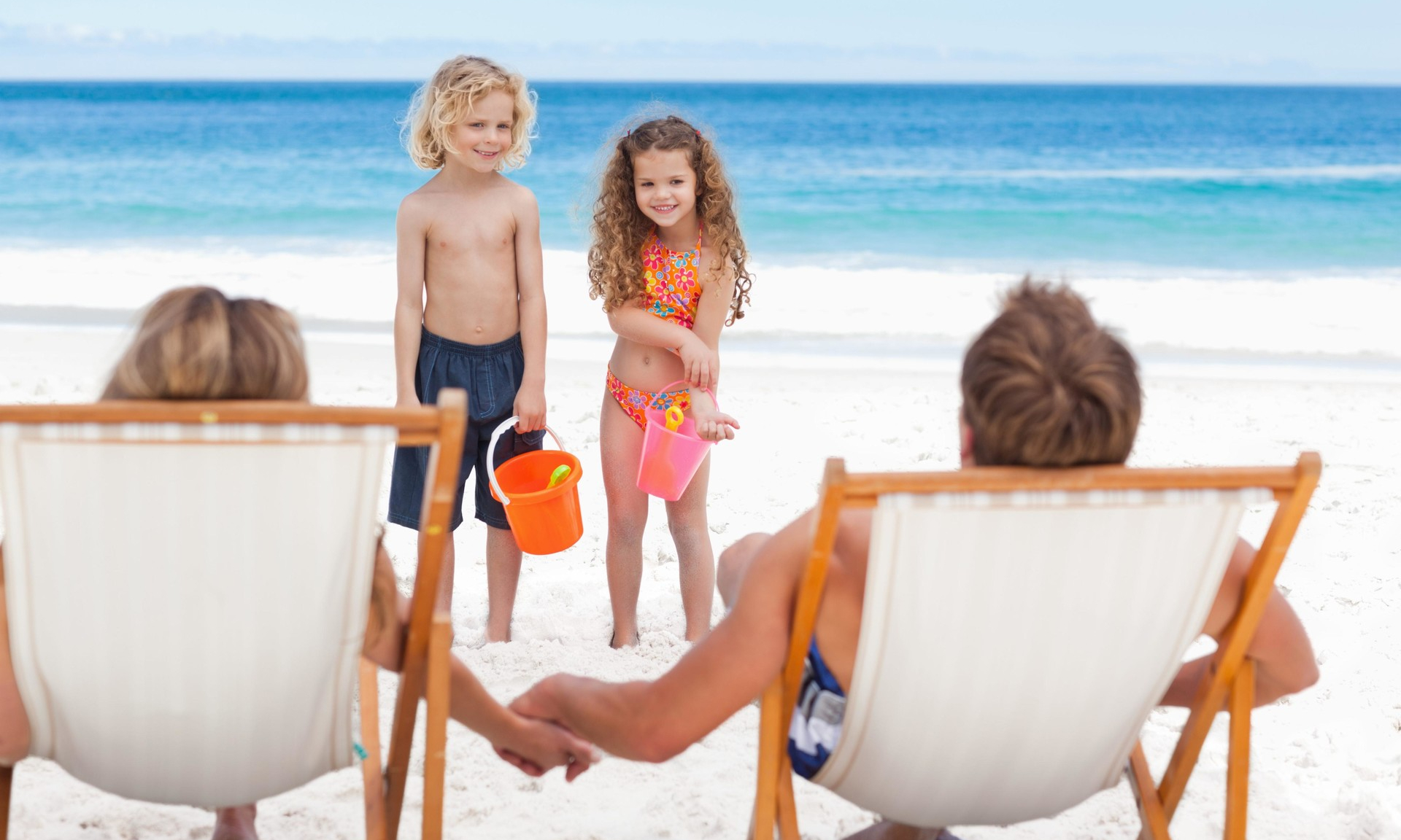 Naturism fun. Лето жара пляж малыши. Детские ягодицы пляж. Девушка идет по пляжу.