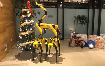 Новогодняя миссия выполнима: посмотрите, как роботы-собаки украсили елку