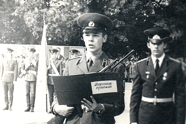 Отслужив в армии в 80-х, Казаченко присоединился к группе «Угол зрения»