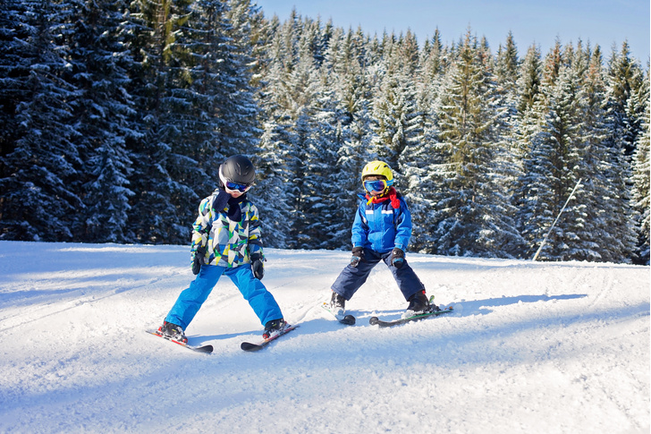 Топ-10 зимних активностей для всей семьи: лыжи, штурм снежной крепости и не только