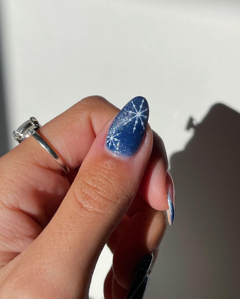 Дизайн ногтей снежинки со стразами (76 фото)