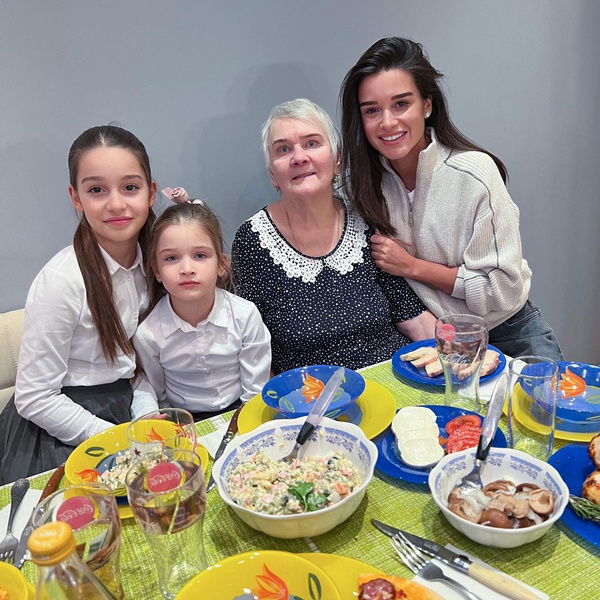 Уютно, по-простому: Бородина показала праздничный ужин у 85-летней бабушки