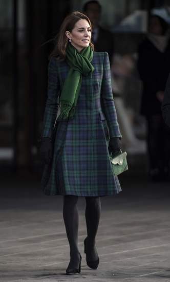 Теплый прием: как герцогиня Кейт носит шарфы
