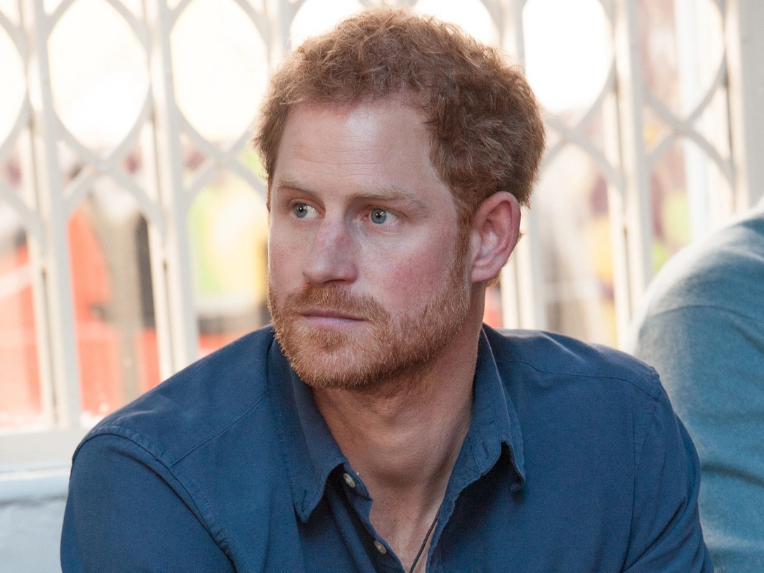 Принц Гарри на спектакле во время посещения общественной студии звукозаписи в Молодежном центре Рассела в Ноттингеме, Великобритания, 26 октября 2016 | marieclaire.ru