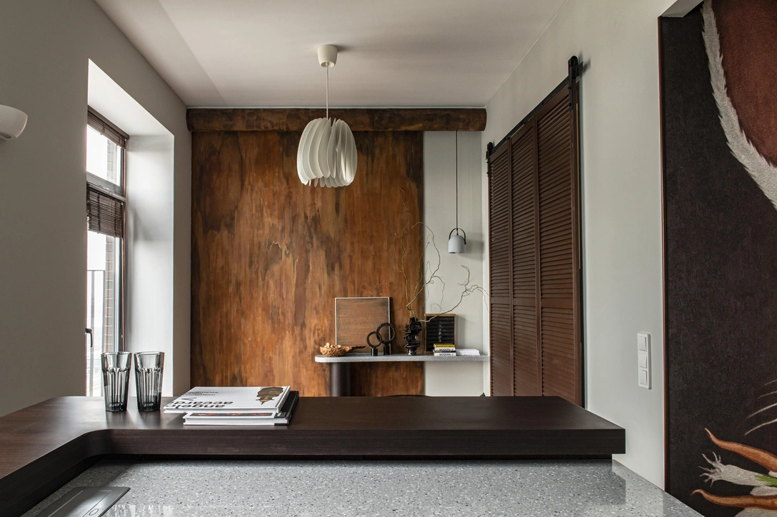 Барная стойка и этажерка в гостиной сделаны на заказ. Светильники над островом и над диваном, ИКЕА. Керамика, студия Елены Ореховой, Savour gallery. Декор, izzi.decor. | Источник: Лиза Эшва