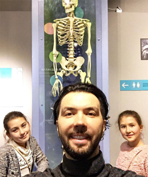 Денис Клявер с дочкой Евы Польны Эвелин и сестрой девочки Амалией сходил в музей