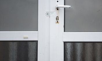 Как правильно опечатать дверь для защиты помещения