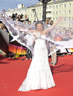 Появление Марии Голубкиной в свадебном платье на ММКФ чуть было не затмило самого Брэда Питта