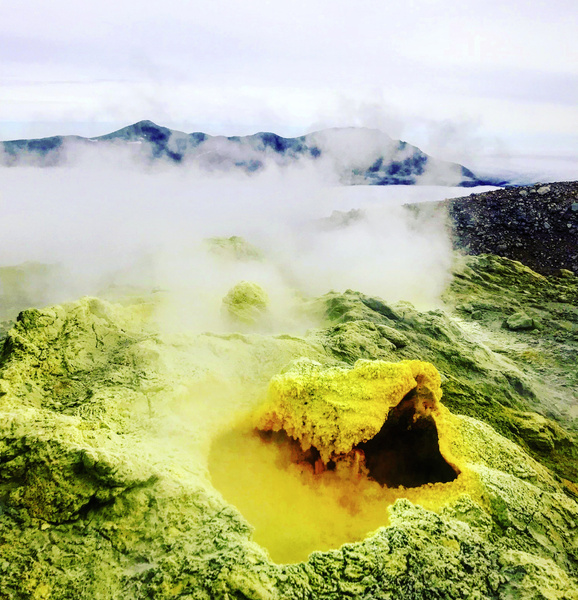 Вести из кратера: как на Курилах учатся добывать сверхценный минерал из вулканических газов