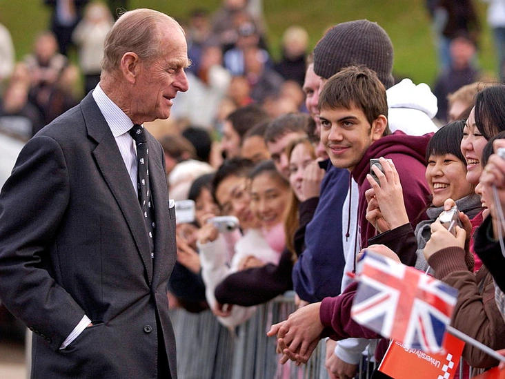 Принц Филипп общается со студентами Эссекского университета, 25 ноября 2004
