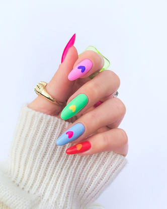 Разноцветный маникюр с сердечками — идея дизайна ногтей на 14 февраля для самых веселых и жизнерадостных 💛
