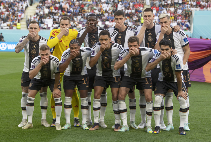 Футболисты сборной Германии закрыли перед матчем руками рот. Зачем это нужно?