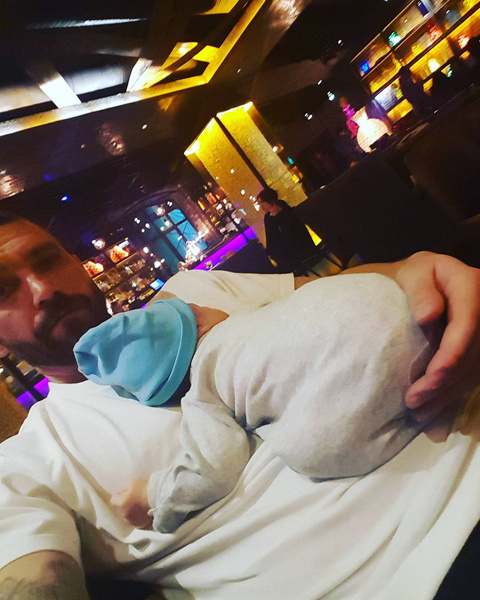 Владимир Кристовский водит новорожденного малыша по ресторанам