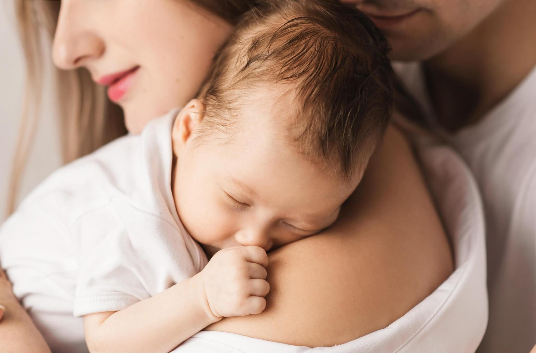 Малыш спит. Фото младенцев. Грудной ребёнок скрипит зубами. Спящий новорожденный ребенок. Ребенок хрюкает носом во сне.
