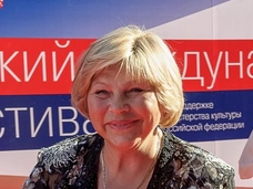 Елена Драпеко: «Хочу лежать под красным знаменем, а рядом столбик из гранита»