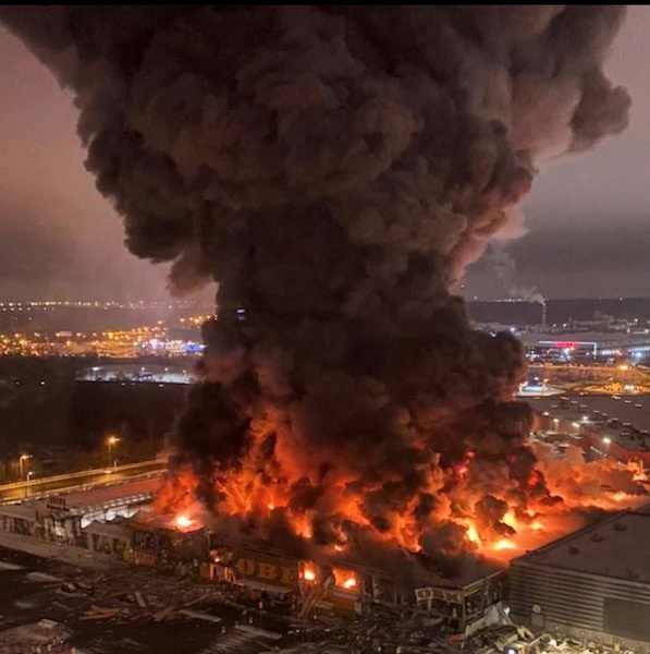 Взрывы, обрушение крыши и один погибший: в Москве горит торговый центр «Мега Химки»