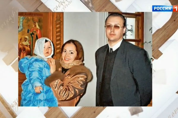 Борис с дочерью и экс-возлюбленной Натальей, которая является крестной девочки