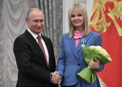 Владимир Путин наградил Валерию орденом