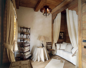 Эта комната, декорированная в традиционном для альпийских шале стиле, задумывалась как гостевая спальня, но со временем сменила профиль: теперь это «тайное убежище» хозяйки дома.