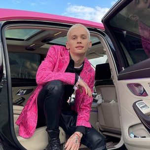 Розовая пантера: Даня Милохин в розовом пиджаке — твой новый краш 💕