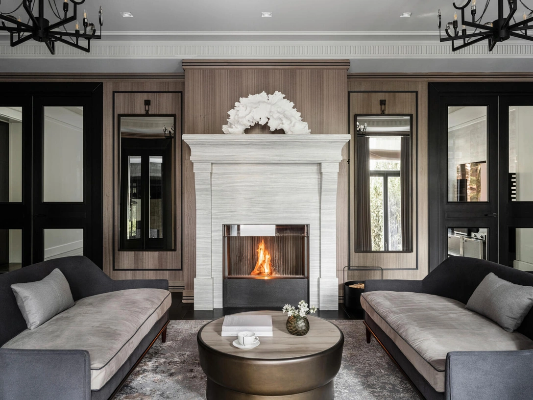 Гостиная. Диваны, George Smith. Стол, Bellavista. Люстры, Noir Trading. Скульптура на камине, Louis Frydman. | Источник: Михаил Лоскутов. Стиль: Дарья Ишкараева. Продюсер: Наталья Варникова