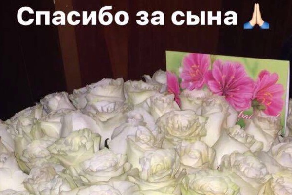 Бузова подарила маме Дмитрия Тарасова пышный букет