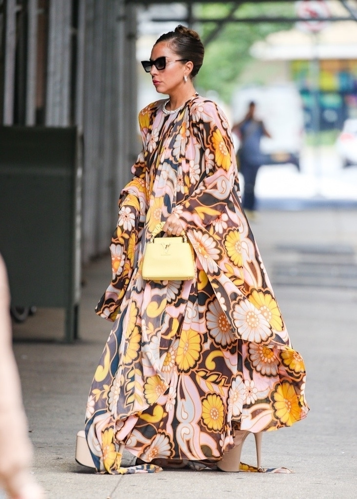 Фото №2 - В образе богемы: Леди Гага в цветочном платье-кимоно с гипнотическим эффектом