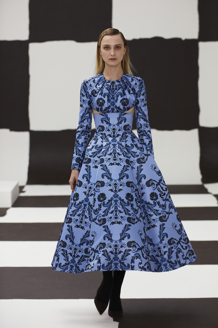 Миланская архитектура и музы Микеланджело Антониони в новой коллекции Emilia Wickstead FW22