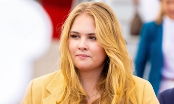 «Папин пончик»: plus size принцесса Амалия надела желтый костюм, в котором выглядит крупнее короля-отца