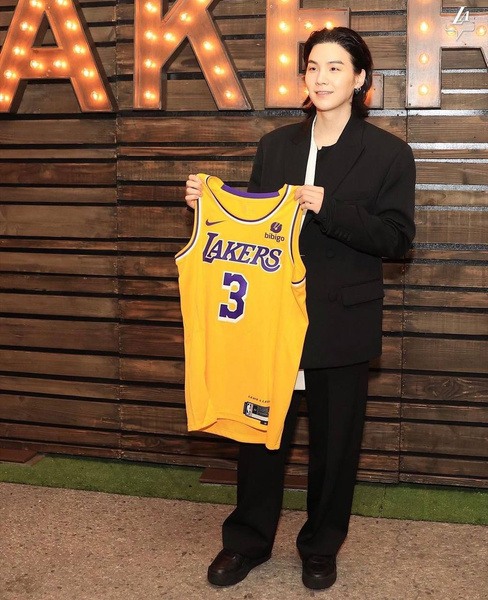 Чирлидинг под «Butter»: Шуга из BTS посетил баскетбольный матч NBA в Лос-Анджелесе