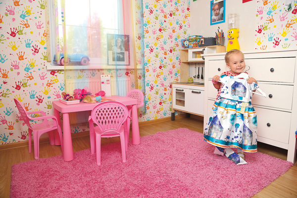 3-летняя Ника – настоящая модница. Для нарядов в ее комнате есть большой шкаф