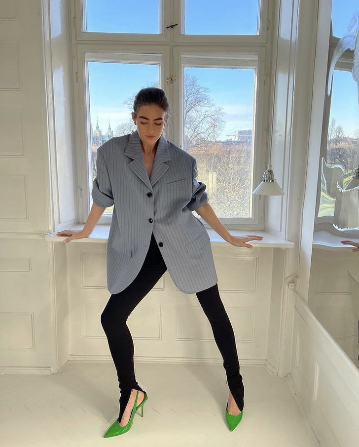 Оверсайз пиджак + легинсы — самое удобное и модное сочетание: стилист Эмили Синдлев это доказывает