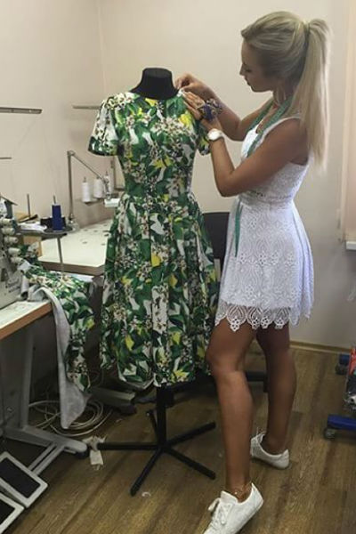 Ольга Бузова работает в своей мастерской