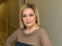 Целует, говорит, что любит: молодой избранник Булановой не спешит на ней жениться