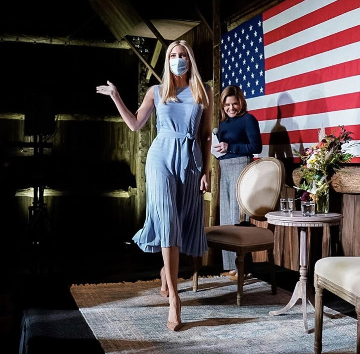 Голубой цвет обладает даром убеждения: Иванка Трамп в плиссированном платье небесного оттенка